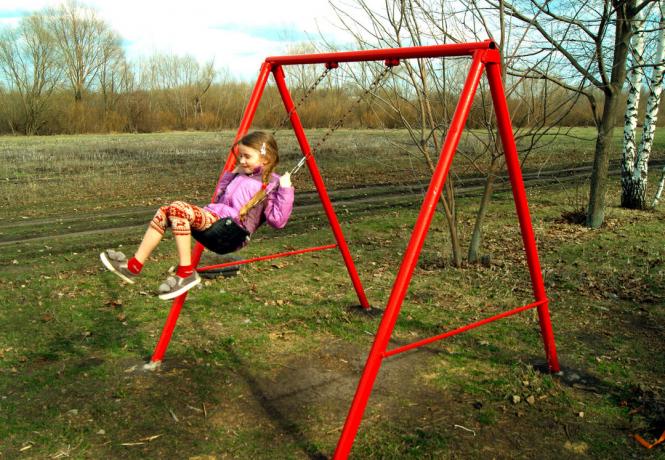 Niños columpio sus brazos improvisadas