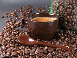 ¿Cuál es el uso de café y qué daño puede traer una bebida