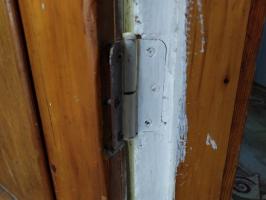 Frecuentes roturas de puertas y ventanas, ya que se reparan