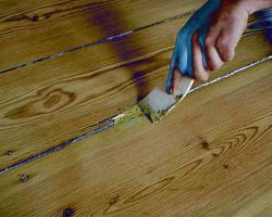 Cómo reparar grietas y agujeros en el suelo
