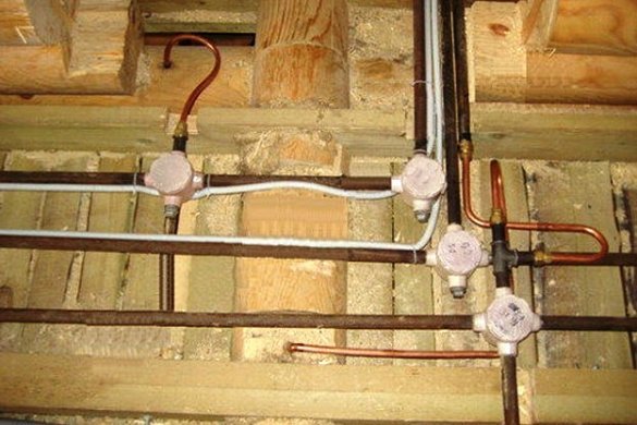  tubería de acero para el cableado de una casa de madera necesariamente conectado a tierra.