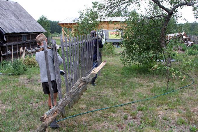 Hemos desmantelado la valla de madera vieja.