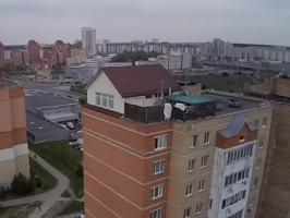 Replanificar bielorruso: casa privada en el techo de los edificios de gran altura