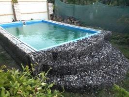 El hombre había construido en el sitio de la piscina del árbol - llegó bruscamente 👍