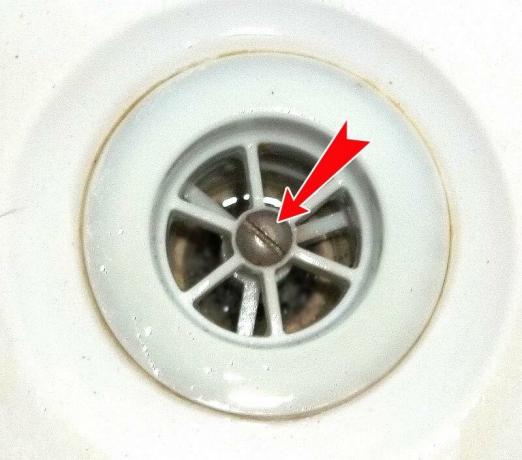 La flecha indica el tornillo de fijación de la "acero"