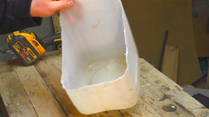 Partiendo recipiente de plástico para el caso de la herramienta de montaje. fuente: https://www.youtube.com/watch? v = 5VGl8hqwWjk